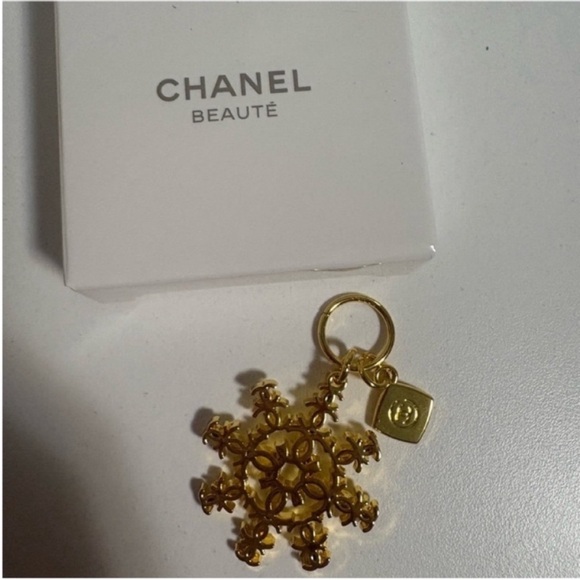 Chanel beauty gift snowflake pendant - Picture 3 of 5